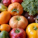 Assortimento di frutta e verdura fresca e colorata, rappresentante complessi vitaminici.