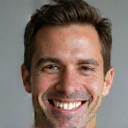 Foto profilo generica di un uomo sorridente.